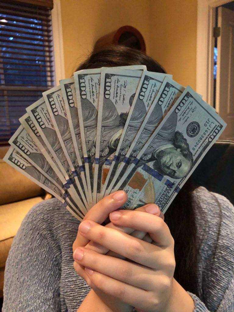 Lady showing up the amount of money you can make with signing up for robinhood and investing in ETF daily